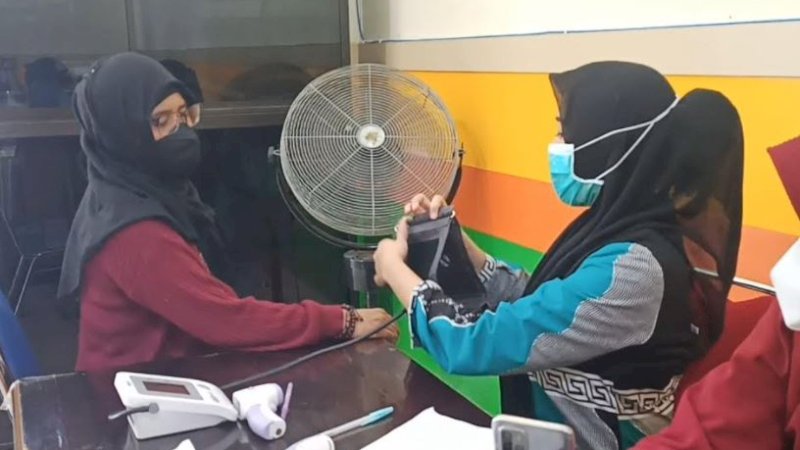 Salah satu peserta menjalani vaksinasi COVID-19 dosis ketiga atau booster di RSUD Andi Makkasau, Jumat (4/2/2022).