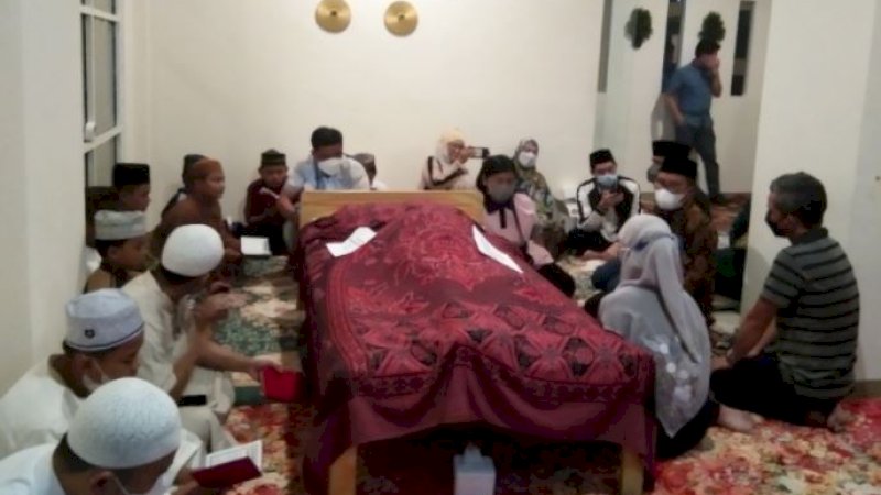 Sejumlah tokoh politik melayat ke rumah duka di kediaman Reza Ali, di Marina Beach Hotel, Jalan Ujung Pandang, Jumat malam (4/2/2022).