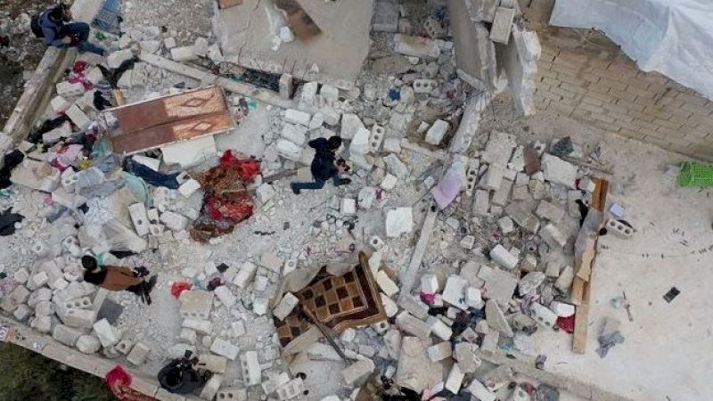 Bangunan runtuh akibat ledakan bom bunuh diri pemimpin ISIS, Abu Ibrahim al-Hashemi al-Quraishi. (Foto: Reuters/Mohamed Al-Daher)