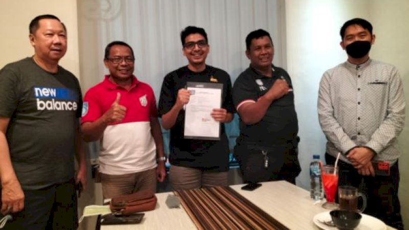 Zaenal Arifin Mochtar (tengah).