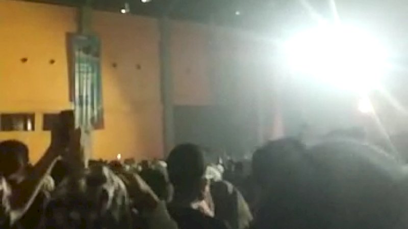 Konser musik di Celebes Convention Center, Kota Makassar, yang memicu terjadinya kerumunan, Sabtu (5/2/2022). 