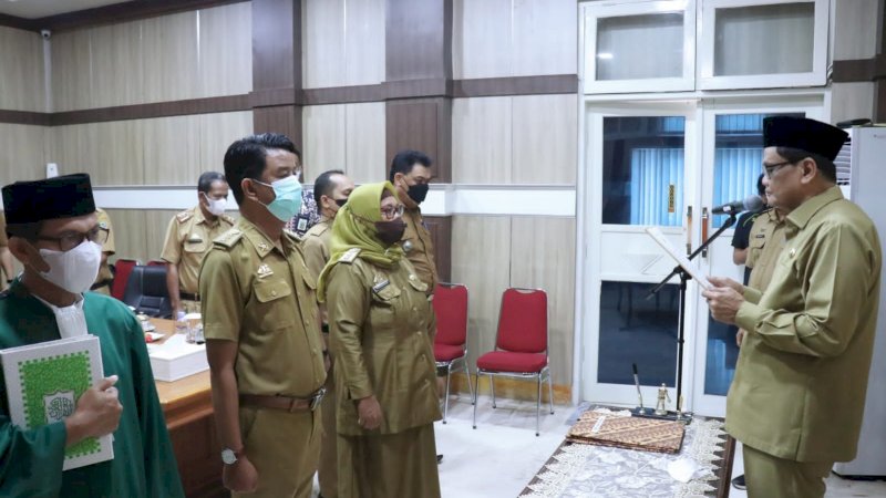 Bupati Barru, Suardi Saleh melantik dua Aparatur Sipil Negara (ASN) sebagai kepala sekolah, Jumat (4/2/2022).