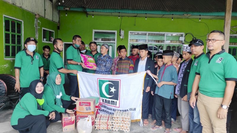 Dies Natalis HMI ke-75, Kahmi Barru Gelar Senam Massal dan Berbagi ke Panti Asuhan