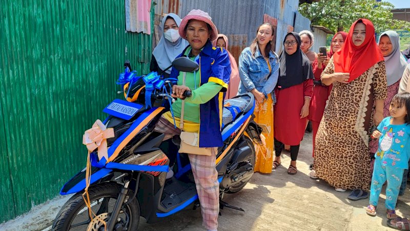 Emak-emak Penjual Kue di Parepare Dilempari Batu oleh Pelajar, Diganjar Lemparan Motor dari Rusdi Masse