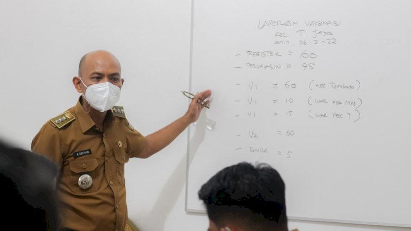 Camat Tamalanrea, Andi Salman Baso saat memimpin rapat koordonasi di Kantor Kecamatan Tamalanrea, Senin,(7/2/22).