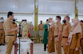 Lantik Kapus dan KTU Baru, Bupati Barru Ingin Ada Inovasi IT