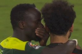 Sadio Mane Bisikkan Ini Saat Memeluk Salah yang Menangis Usai Gagal Juara Piala Afrika 