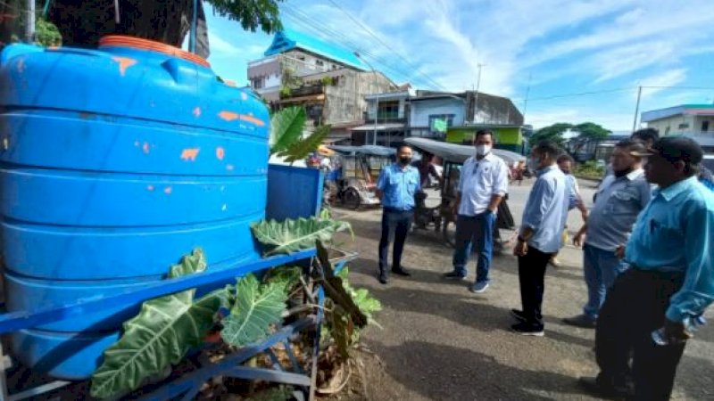 Perusahaan Umum Daerah (Perumda) Pasar Kota Makassar menyiapkan tandon air bersih bagi pengunjung dan pedagang di beberapa pasar. 