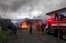 Tinjau Lokasi Kebakaran Pasar, Bupati Selayar Carikan Solusi Agar Pedagang Bisa Kembali Berjualan