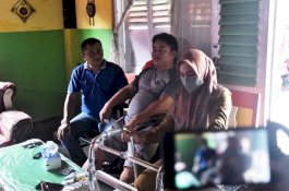 Bupati Luwu Utara Serahkan Bantuan Kursi Roda kepada Warga Terkena Stroke