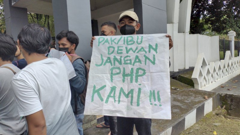 Aspirasi Aliansi Pemuda Dataran Tinggi Kabupaten Gowa yang ditulis di spanduk saat aksi unjuk rasa di depan kantor Gubernur Sulsel, Rabu 9/2/2022. (Foto/Rakyatku.com)