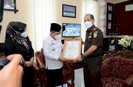 Kajati Sulsel Beri Penghargaan ke Wali Kota Palopo