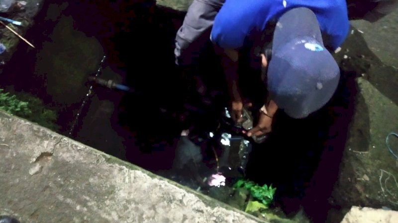 Petugas PDAM Makassar saat menangani Pipa Bocor di Jalan Kubis Lorong 4 Kota Makassar, Rabu(9/2/22).