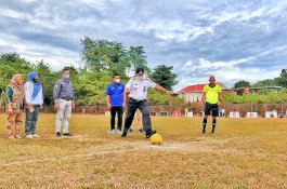 Tendangan Pertama Bupati Wajo Tandai Pembukaan Turnamen Sepak Bola Gaswa Cup 2022