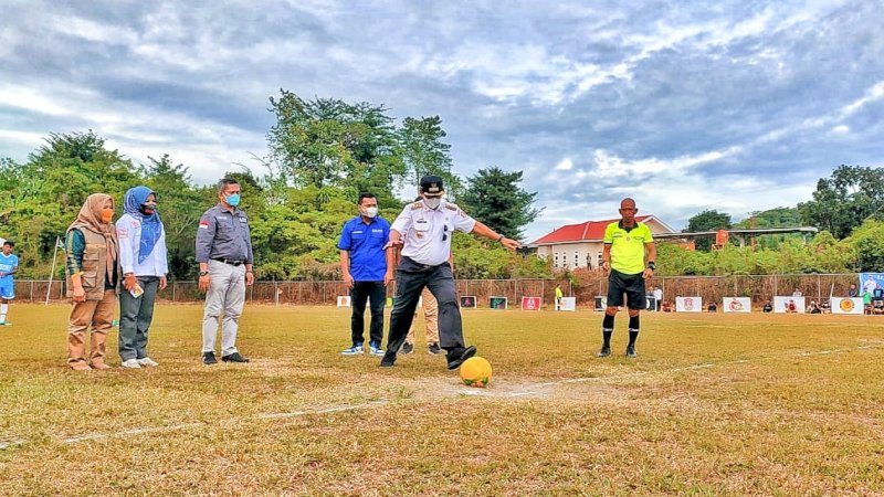 Bupati Wajo Amran Mahmud  melakukan tendangan bola pertama pertanda dimulainya turnamen sepak bola Gaswa Cup 2022