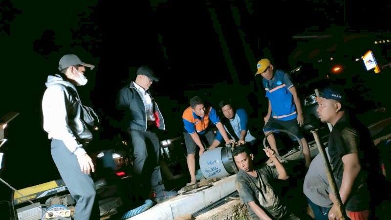 Penjabat Direksi PDAM Makassar,  Beni Iskandar saat memantau langsung anggotanya yang mengerjakan pipa bocor di jl Tanjung Bunga, Rabu malam, (10/2/22).