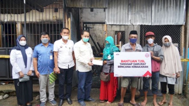 Tim reaksi cepat PT Semen Tonasa mengunjungi korban musibah kebakaran untuk menyampaikan simpati serta bantuan tunai kepada korban kebakaran.