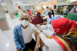 Dorong Percepatan Vaksinasi,  Camat Tamalanrea Ikut Lakukan Booster