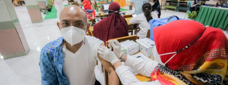 Dorong Percepatan Vaksinasi,  Camat Tamalanrea Ikut Lakukan Booster