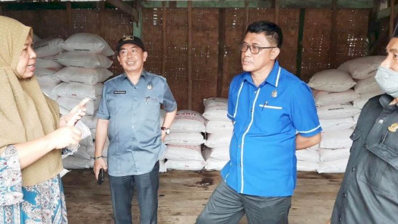 Jajaran DPRD Jeneponto turun memantau harga pupuk di Kecamatan Rumbia, Jumat (11/2/2022).