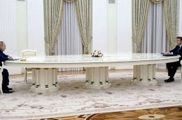 Tanda Tanya Putin dan Mecron Dipisahkan Meja Besar saat Pertemuan Terungkap