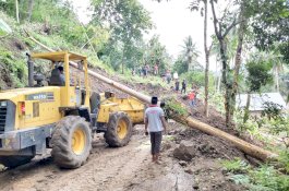 Pemprov Sulsel Salurkan Bantuan Logistik untuk Korban Bencana Longsor Sinjai