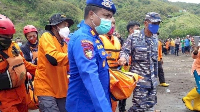 Korban meninggal dunia ke-11 di Pantai Payangan Jember ditemukan, Minggu (13/2/2022). (Foto/Tribun Madura)