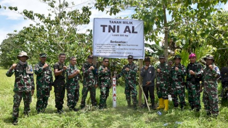 Tim pengamanan tanah TNI AL menancapkan patok pembatas tanah di atas lahan seluas 500 hektare yang berlokasi di Desa Salekoe, Kecamatan Malangke, Kabupaten Luwu Utara, Sulawesi Selatan, Sabtu (12/2/2022).