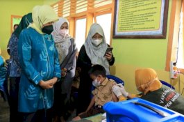 Hasnah Syam Dampingi Anak SD Lampoko dan Baera Saat Divaksin