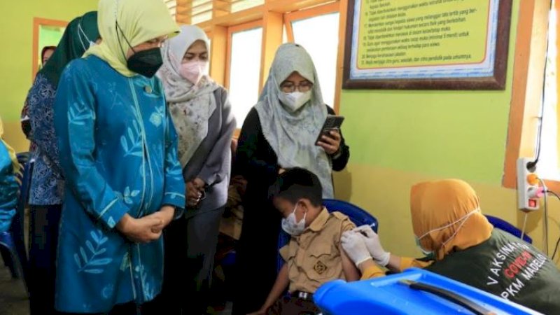 Ketua Tim Penggerak (TP) PKK Barru, Hasnah Syam, melakukan pemantauan vaksinasi COVID-19 anak, Sabtu (12/2/2022).