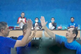 Pimpinan Perangkat Daerah Bersaing di Turnamen Bulu Tangkis Hari Jadi Barru
