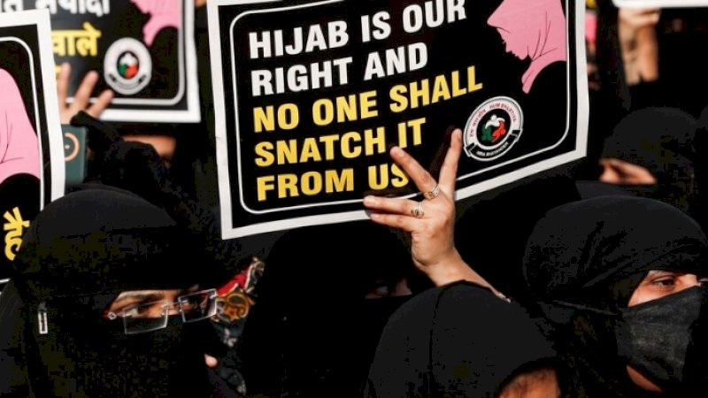 Protes Mahasiswi Muslim India tentang larangan jilbab di Kampus (Foto Reuters) 