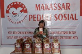 Ratusan Warga Dapat Angpao dan Bingkisan dari Makassar Peduli Sosial