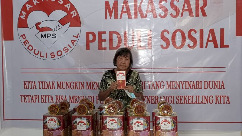 Ratusan Warga Dapat Angpao dan Bingkisan dari Makassar Peduli Sosial