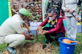 Hadiri HUT Pemuda Pancasila Marga Sultra, Wali Kota Kendari Tanam Pohon di MAN Insan Cendekia