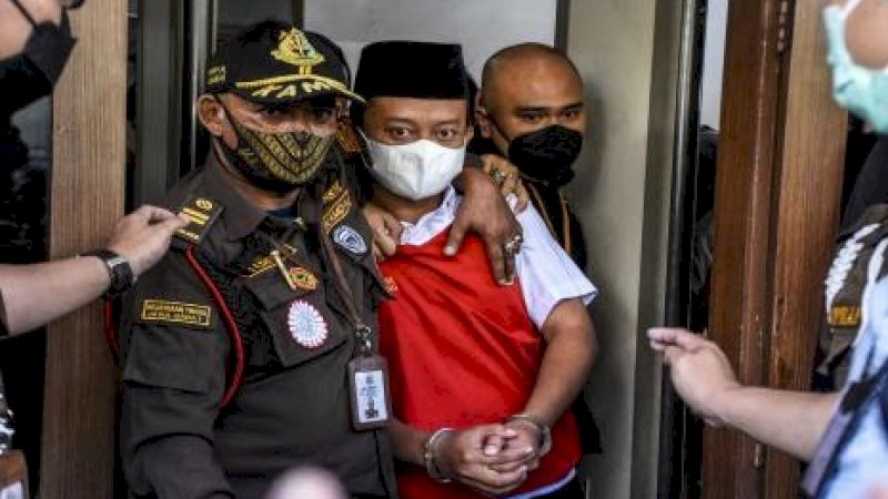 Terdakwa kasus pemerkosaan terhadap 13 santri Herry Wirawan digiring petugas menuju mobil tahanan usai menjalani sidang. (REPUBLIKA/ABDAN SYAKURA)