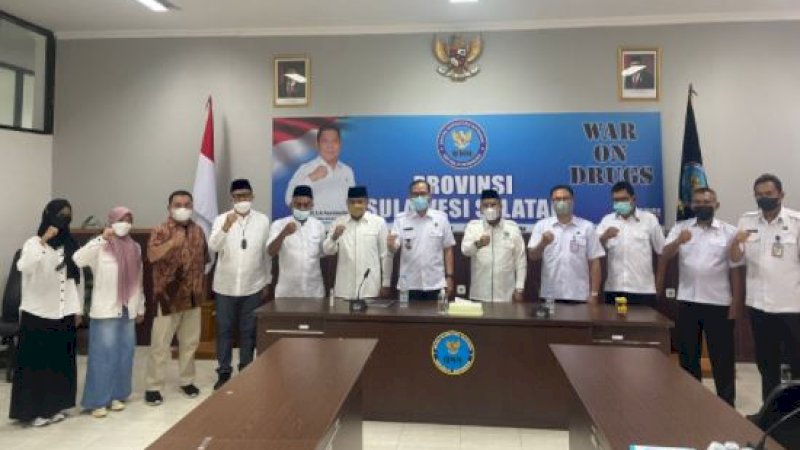Gerakan Nasional Anti Narkoba (Ganas Annar) Majelis Ulama Indonesia (MUI) Sulawesi Selatan (Sulsel) menyerahkan sejumlah mushaf Al-Qur'an di Aula Balai Rehabilitasi Narkoba Baddoka Makassar, Senin (14/2/2022).