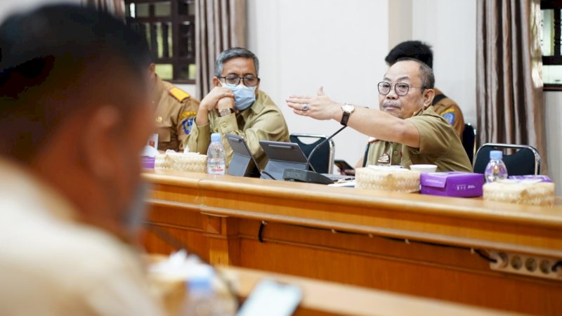 Asisten III Bidang Administrasi Provinsi Sulawesi Selatan Tautoto Tana Ranggina memimpin Rapat.