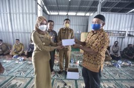Bupati Luwu Utara Serahkan Kunci Huntap untuk 43 KK Dusun Petambua