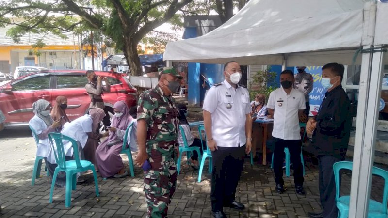 Camat Panakkukang, Andi Pangeran Nur Akbar melakukan pemantauan kegiatan vaksinasi di kontainer Recover Center Kelurahan Masale, Jalan Topaz Raya Blok F, Rabu (16/2/2022).