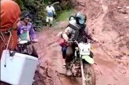 Vaksinasi di Latimojong, PKM Buntu Batu Enrekang Tembus Jalanan Berlumpur