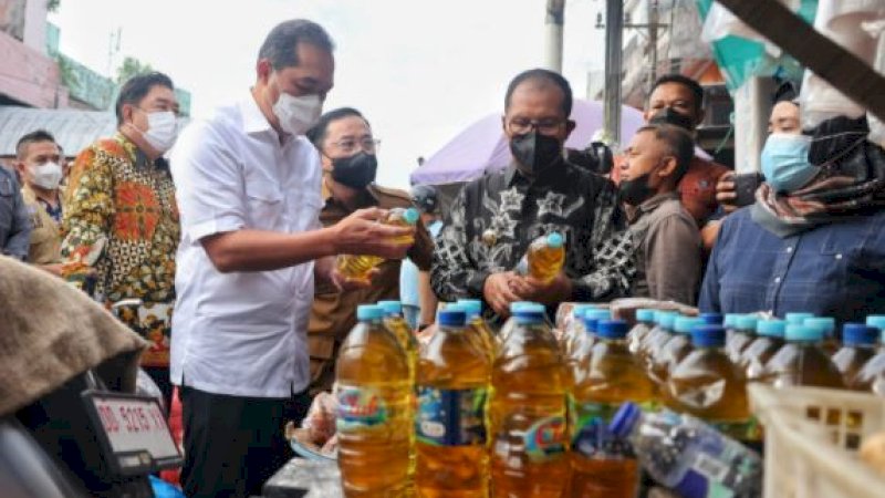 Wali Kota Makassar, Mohammad Ramdhan Pomanto (Danny), mendampingi Menteri Perdagangan RI, Muhammad Luthfi, melakukan inspeksi di pasar tradisional, Kamis (17/2/2022).
