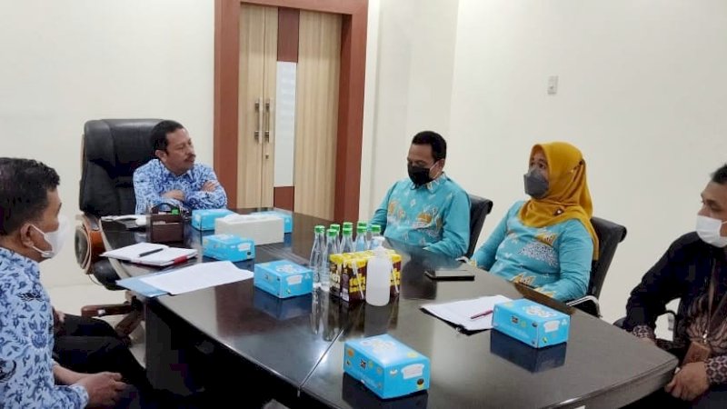 Ketua Badan Pengawas Pemilu (Bawaslu) Kota Makassar, Dr Abdillah Mustari, S.Ag,M.Ag, saat menemui Sekretaris Daerah Kota Makassar, M Ansar, di ruang rapat Sekda Kota Makassar, Kamis (17/02/2022).