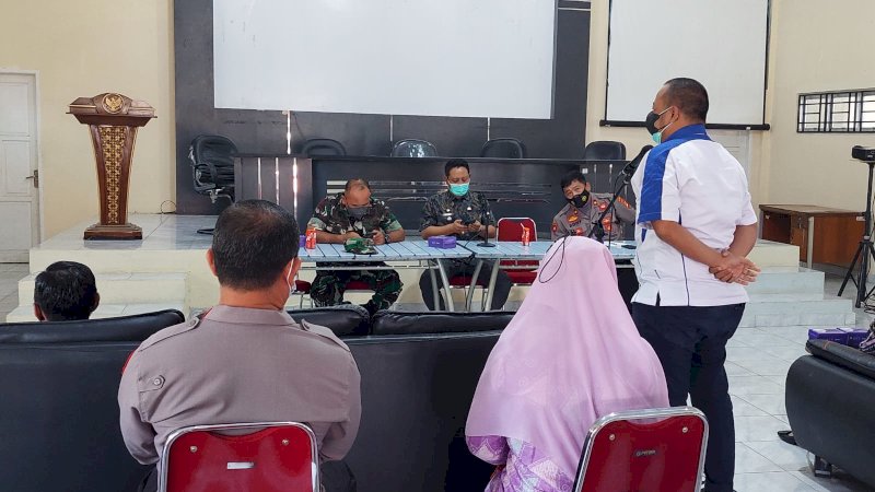 Pemerintah Kecamatan Manggala menggelar Rapat Koordinasi (Rakor) dengan pihak Kepolisian dan TNI serta pihak Puskesmas di Aula Kantor Camat Manggala, Jumat,  (18/2/22).