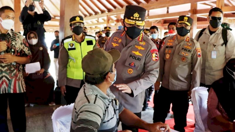 Kapolri Jenderal Listyo Sigit Prabowo meninjau vaksinasi.