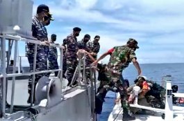 Benda Mirip Rudal yang Ditemukan di Selayar Diserahkan ke KRI Fatahillah - 361