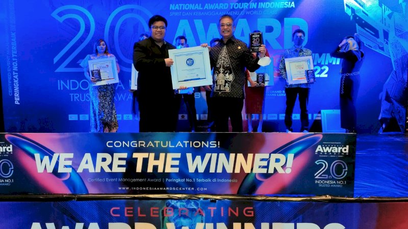 Penjabat Dirut PDAM Makassar, Beni Iskandar saat menerima penghargaan Best in BUMD Awards 2022 bertempat di  Trans Grand Ballroom The Trans Luxury Hotel Kota Bandung Jawa Barat,(18/2/22).