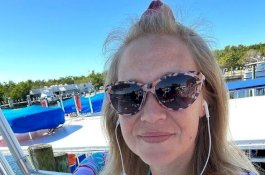 Perempuan TikToker Lolos dari Gigitan Hiu Setelah Meninju Wajah Ikan Itu Berulang Kali