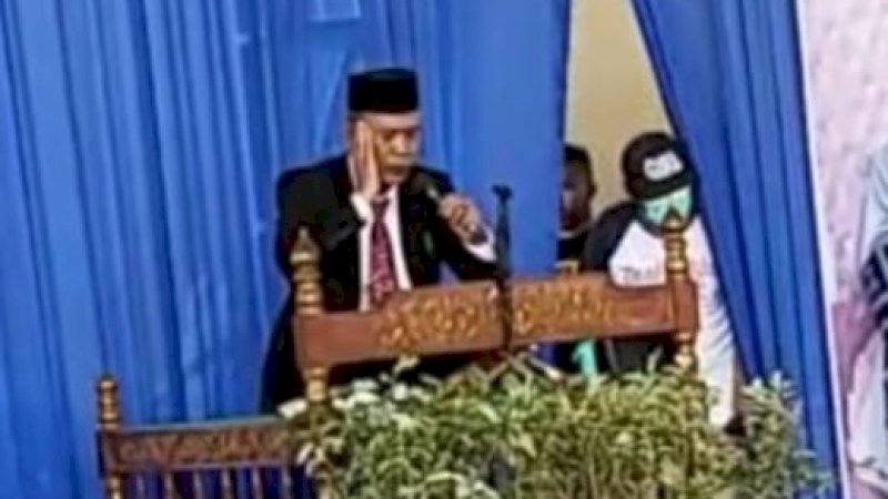 Kepala Dinas (Kadis) Peternakan dan Perkebunan Kabupaten Pinrang, Sulawesi Selatan (Sulsel), Ilyas, saat membacakan ayat suci Al-Qur'an di HUT ke-62 Pinrang, Sabtu (19/2/2022).