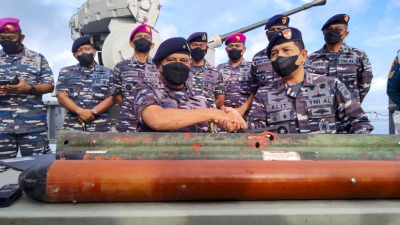 Dua unit benda mirip rudal diserahterimakan dari Komandan Guskamla (Danguskamla) Koarmada II, Laksamana Pertama TNI I Gung Putu Alit Jaya, kepada Komandan Lantamal VI (Danlantamal VI), Laksamana Pertama TNI Benny Sukandari, di atas geladak Buritan KRI Fatahillah-361.